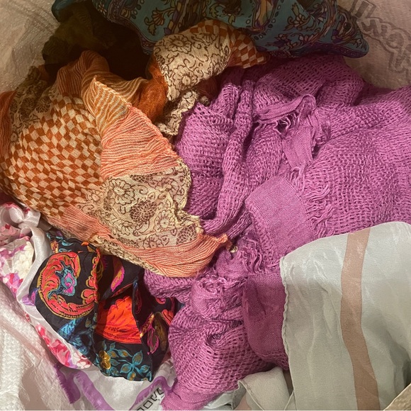 Scarf & FREE SHIPPING Giveaway! 🧣 - Picture 3 of 3